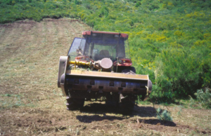 Tractor con desbrozadora realizando un desbroce